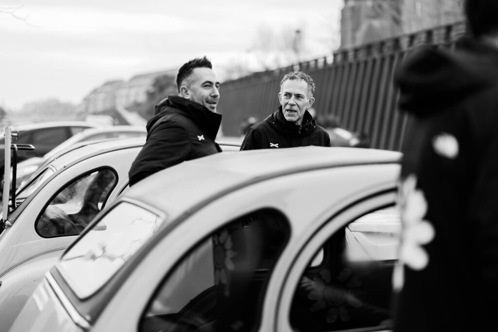 Met een cateringkar over een groene loper van vers gesneden gras